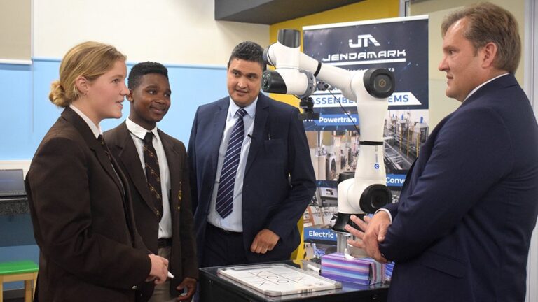 Jendamark centre at Woodridge College to develop 4IR skills