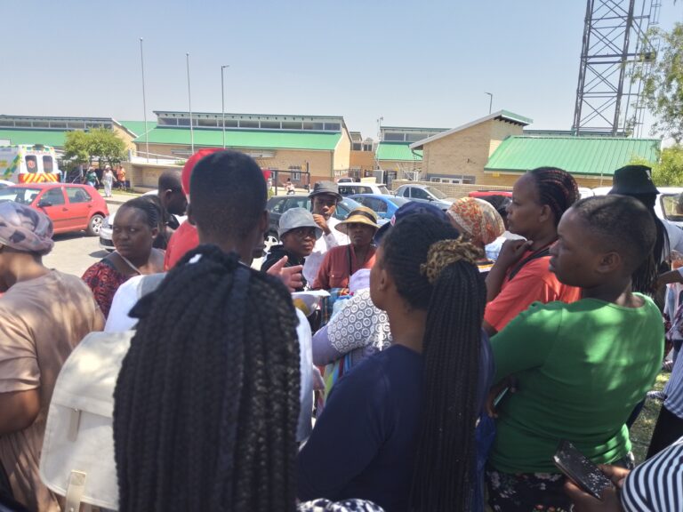 Angry parents urge MEC to intervene amid a standoff with principal of Ponelopele Oracle Secondary School in Midrand