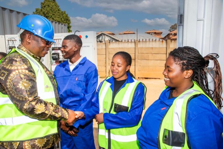 3000 Solar Installation Technicians to resume training