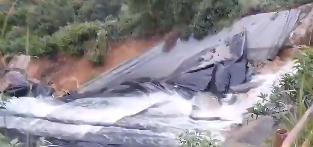 Authorities have issued a warning that Santeeko Dam situated on the Suidkaap River near Barberton in Mpumalanga could break its walls due to massive water volume.